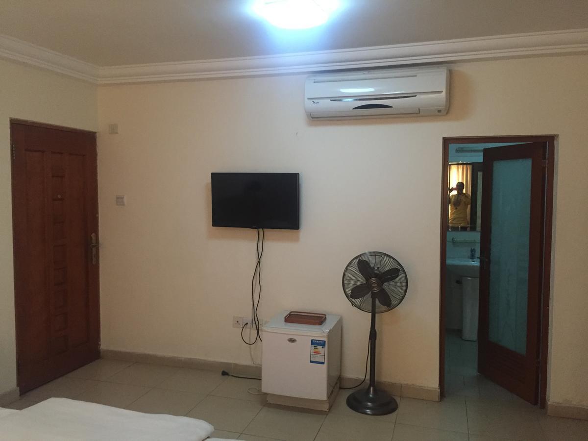Ampomaah Hotel 阿克拉 客房 照片